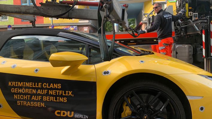 CDU-Kampagne: Ein Lamborghini mit der Aufschrift: <<Kriminelle Clans gehören auf Netflix, nicht auf Berlins Strassen.>>. (Quelle: CDU)