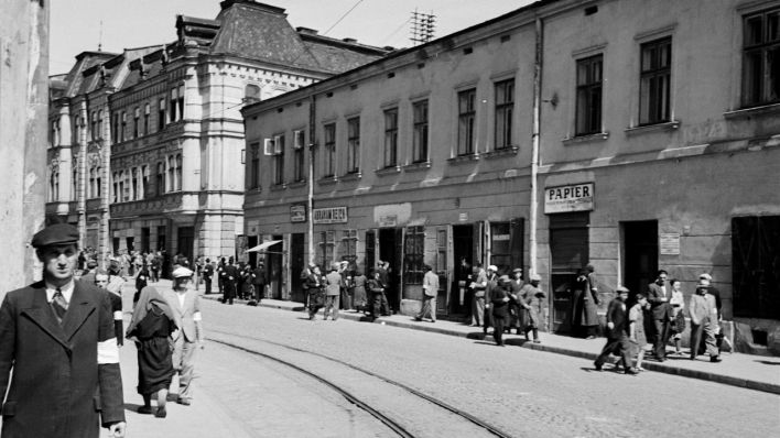 Tarnów, Wallstraße, Sommer 1940 Juden mussten seit dem 1. November 1939 Armbinden tragen. (Quelle: Anton Plügel, Archivum Uniwersytetu Jagiellonskiego)