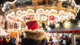 Eine Besucherin auf einem Weihnachtsmarkt (Quelle: dpa/Frank Rumpenhorst)