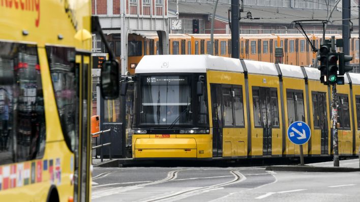 ine Straßenbahn, ein Bus und eine U-Bahn sind an der Warschauer Straße im Einsatz. (Quelle: dpa/Jens Kalaene)