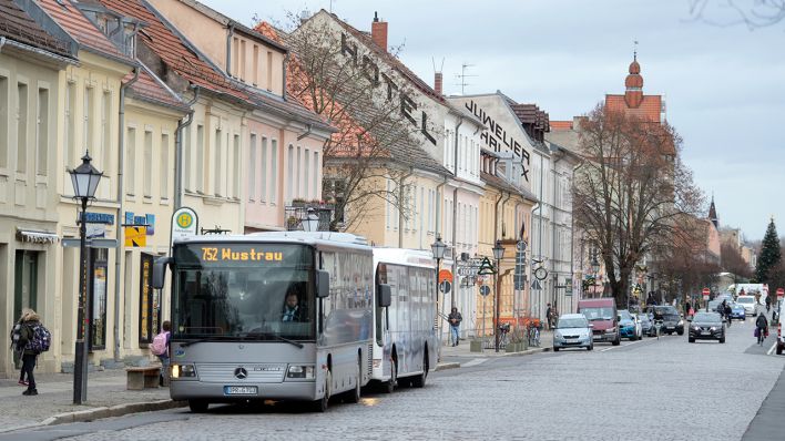 Busse unter anderem nach Wustrau warten am 28.11.2019 in der Fontanestadt Neuruppin im Landkreis Ostprignitz-Ruppin an der Haltestelle in der Karl-Marx-Straße. (Quelle: dpa/Soeren Stache)