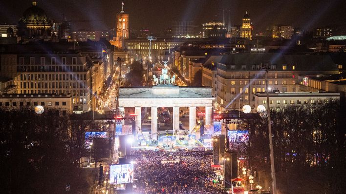 Den Jahreswechsel 2020 feierten noch Tausende Menschen am Brandenburger Tor (Quelle: dpa/Christophe Gateau).