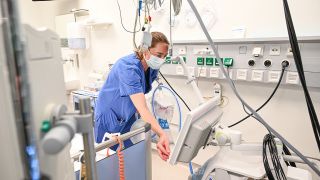 Eine Anästhesistin richtet am 23.03.2020 in Ulm ein Intesivbett für einen Coronapatienten ein. (Quelle: dpa/Felix Kästle)