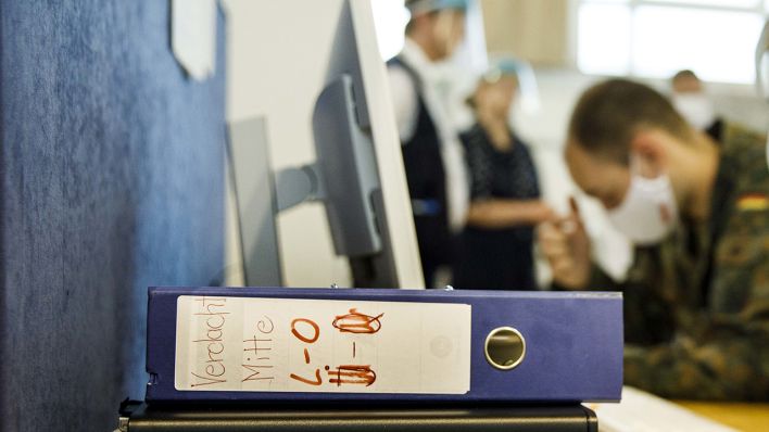 Symbolbild - Ein Ordner mit der Aufschrift "Verdacht Mitte L-O" liegt auf dem Tisch bei der Kontaktnachverfolgung im Gesundheitsamt Berlin-Mitte. (Bild: dpa/Carsten Koall)