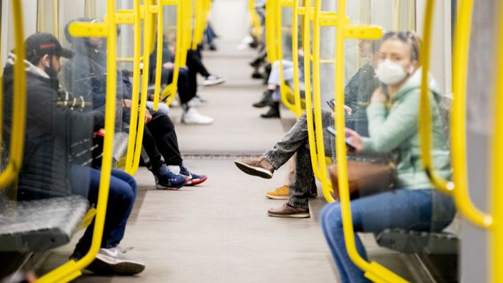 Fahrgäste sitzen in einer U-Bahn (Quelle: dpa/Christoph Soeder)