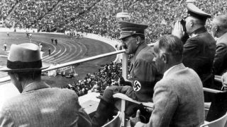 Adolf Hitler sitzt bei den Olympischen Spielen im August 1936 in der Führerloge des Olympiastadions. (Bild: dpa/KEYSTONE)