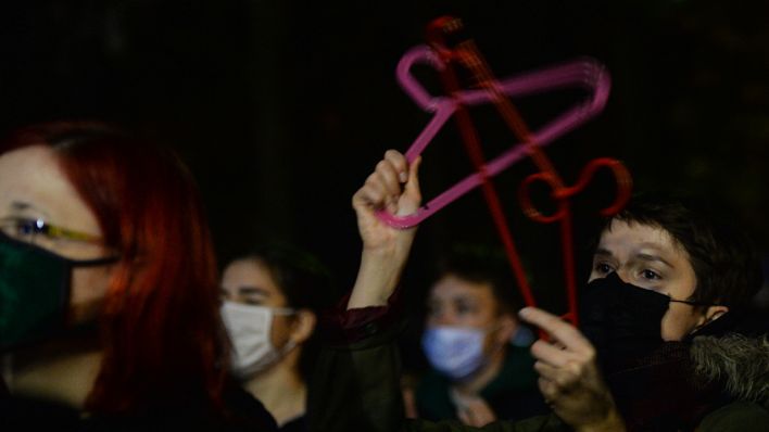 Demonstrantinnen halten in Polen Kleiderbügel in die Höhe, als Symbol für illegale unsichere Abtreibungen. (Bild: dpa/Artur Widakdpa)