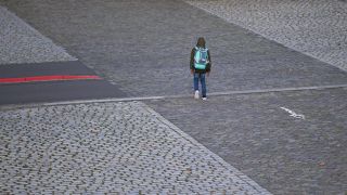 Ein Schüler geht mit seiner Schultasche von der Schule (Quelle: dpa/Wedel/Kirchner)