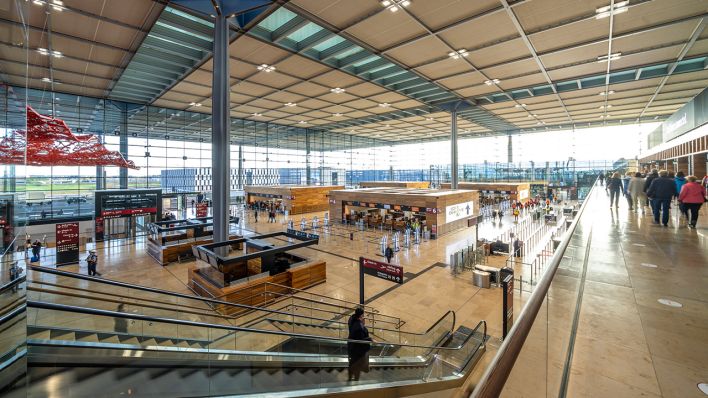 Am Flughafen Berlin Brandenburg Willy Brandt (IATA: BER, ICAO: EDDB) läuft am 04.11.2020 der Betrieb. Impression aus dem Innenbereich von Terminal 1 im Flughafen. (Quelle: dpa/Marc Vorwerk)