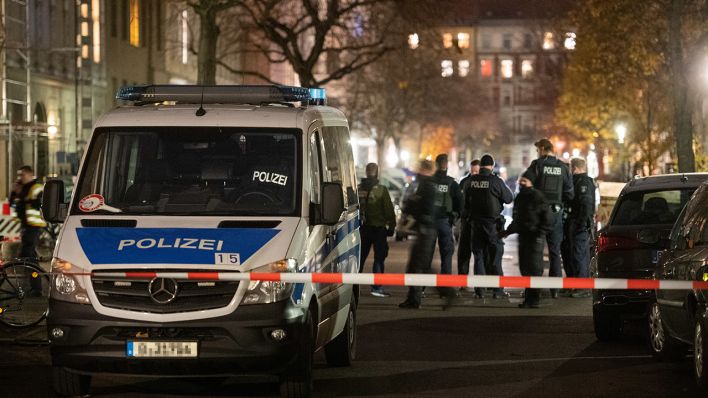 Polizisten stehen am 28.11.2020 auf einer abgesperrten Kreuzung in Berlin-Kreuzberg, nachdem ein 29-jähriger Mann angeschossen und schwer verletzt wurde. (Bild: dpa/Christophe Gateau)