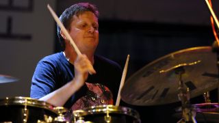 Archiv - Jazz-Schlagzeuger Jim Black spielt beim Garana Jazz Festival 2012. (Bild: dpa/Robert Ghement)