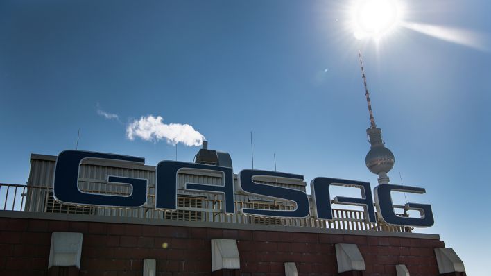 Der Schriftzug der Berliner Gaswerke Aktiengesellschaft (GASAG) ist auf dem Dach der Geschäftszentrale in Berlin zu sehen, im Hintergrund der Fernsehturm. (Bild: dpa/Bernd von Jutrczenka)