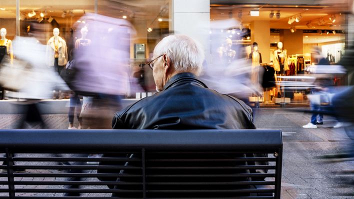 Symbolbild: Ein Rentner auf einer Bank (Quelle: dpa/Christoph Hardt)