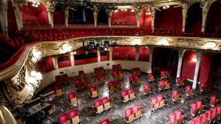 Archivbild: Weniger Stühle pro Sitzreihe sind im Zuschauerraum des Berliner Ensembles wegen der Kontaktbeschränkungen aufgrund der Corona-Pandemie. (Quelle: dpa/B. Pedersen)