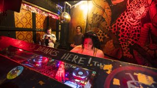 Symbolbild: Berliner Clubs streamen DJ-Sets. DJ Danielle Nicole spielt im Club Golden Gate in Berlin. (Quelle: dpa/Emmanuele Contini)