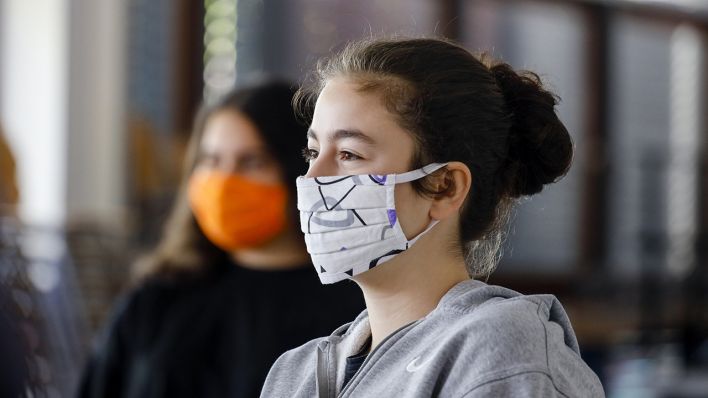 Symbolbild: Schülerinnen tragen Masken beim Unterricht (Quelle: dpa/Rupert Oberhäuser)