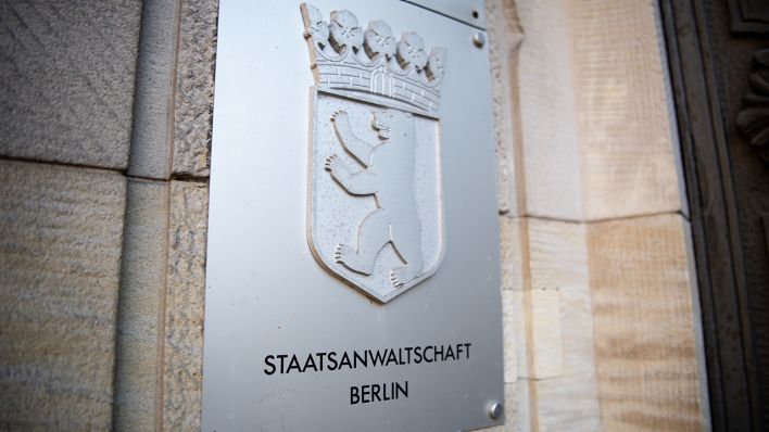 Das Schild mit der Aufschrift "Staatsanwaltschaft Berlin" (Quelle: dpa/Fabian Sommer)