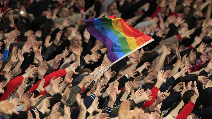 Symbolbild: Regenbogen-Fahne im Block der Fans (Quelle: dpa/Eibner)
