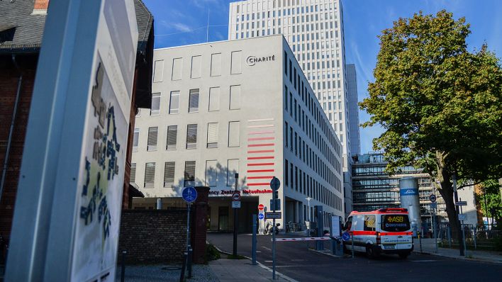 Archivbild: Blick auf das Charité Krankenhausgebäude in Berlin Mitte. (Quelle: dpa/A. Vitvitsky)