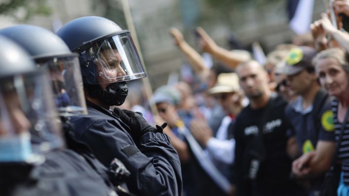 Polizisten sichern eine Demonstration von Gegnern der Corona-Politik in Berlin. Quelle: dpa/Christoph Hardt