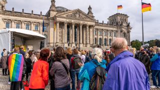 Impression von der Anti-Corona Demo auf dem Platz der Republik vor dem Berliner Reichstag. Quelle: dpa/Marc Vorwerk