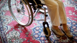97 jährige Seniorin sitzt in einem Rollstuhl (Quelle: imago-images/Norbert Schmidt)