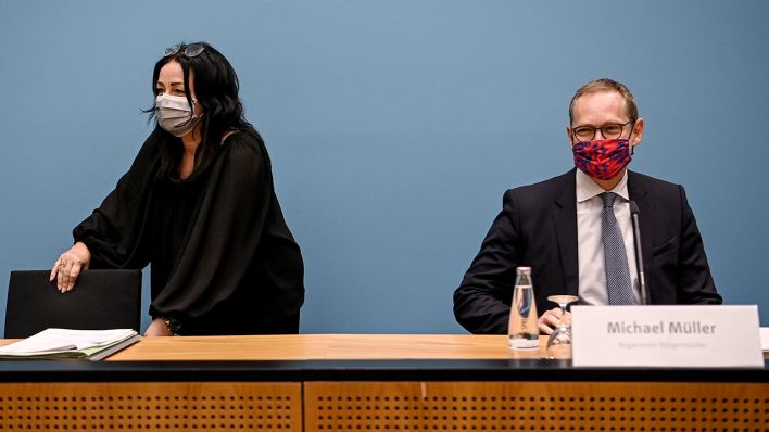 Michael Müller (SPD, r), Berlins Regierender Bürgermeister, und Dilek Kalayci (SPD), Senatorin für Gesundheit, Pflege und Gleichstellung bei einer Pressekonferenz. (Quelle: dpa/B. Pedersen)