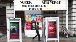 02.11.2020, Berlin: „Ohne Kunst und Kultur wirds still“ steh tüber dem Yorck New Yorck Kino. (Quelle: dpa/Kira Hofmann)