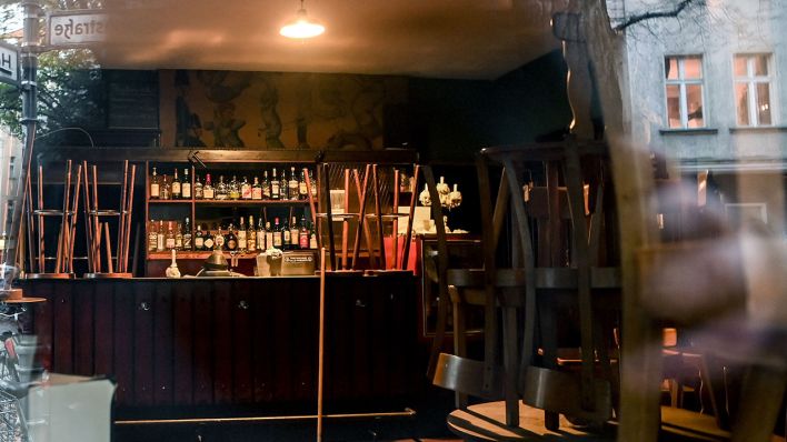 In einer geschlossenen Kneipe im Schillerkiez lehnt ein Besen an der Bar. (Quelle: dpa / Britta Pedersen)