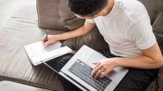 Symbolbild: Ein Student im Homeoffice lernt zu Hause an seinem Laptop. (Quelle: dpa/C. Klose)
