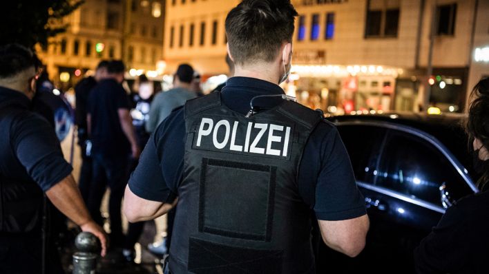 24.07.2020, Berlin: Ein Polizeibeamter und ein Mitarbeiter des Ordnungsamtes Mitte stehen an einer Straße zusammen. (Quelle: dpa/Zinken)