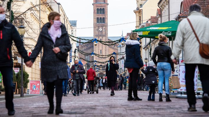 14.11.2020, Brandenburg, Potsdam: Menschen mit Mund-Nasen-Schutzmasken laufen durch eine Fußgängerzone in der Innenstadt, in der Maskenpflicht gilt. (Quelle: dpa/Christophe Gateau)