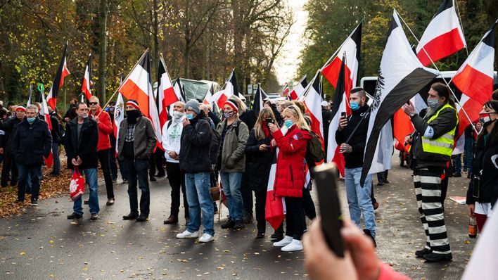 14.11.2020, Brandenburg, Potsdam: Demonstranten tragen schwarzrotweiße Flaggen. Sogenannte Reichsbürger und andere Demokratiegegner demonstrieren in der Nähe des Neuen Palais. (Quelle: dpa/dpa/Christophe Gateau)