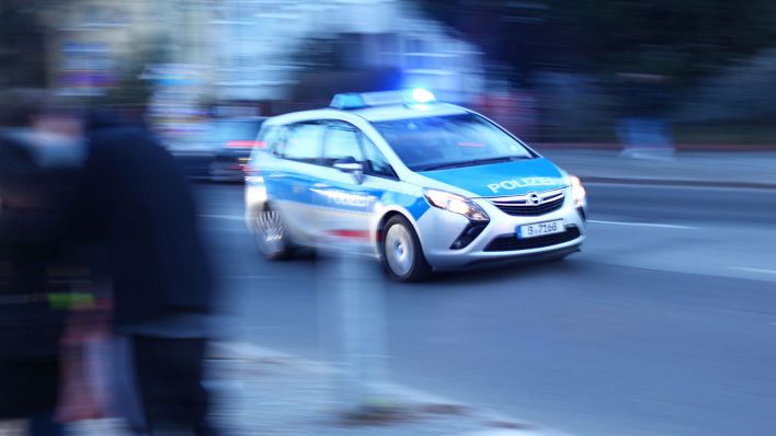 Symbolbild: Ein Polizeiauto fährt in Berlin (Quelle: dpa/Wolfram Steinberg)