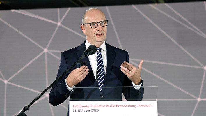 Brandenburgs Ministerpräsident Dietmar Woidke (SPD) redet bei der Zeremonie zur Eröffnung des Hauptstadtflughafens Berlin Brandenburg «Willy Brandt» (BER). Quelle: dpa/Tobias Schwarz