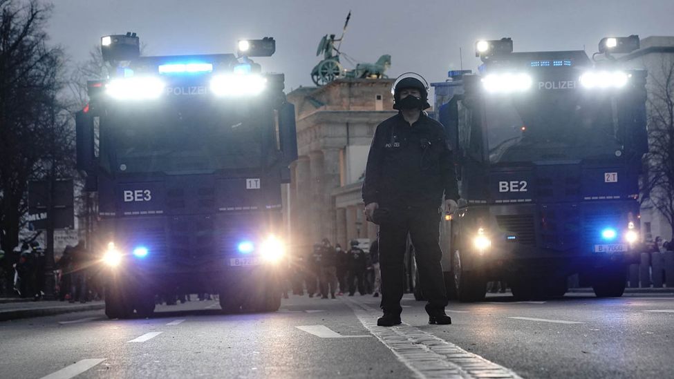 18.11.2020, Berlin: Wasserwerfer der Polizei stehen bei einer Demonstration gegen die Corona-Einschränkungen der Bundesregierung am Brandenburger Tor (Quelle: dpa/Michael Kappeler)
