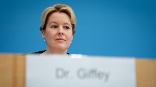 Bundesfamilienministern Franziska Giffey sitzt hinter einen Namensschild mit der Aufschrift "Dr. Giffey"
