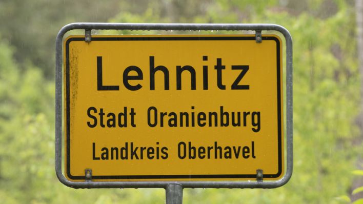 Auf einem Ortseingangsschild steht Lehnitz (Quelle: dpa/Paul Zinken)
