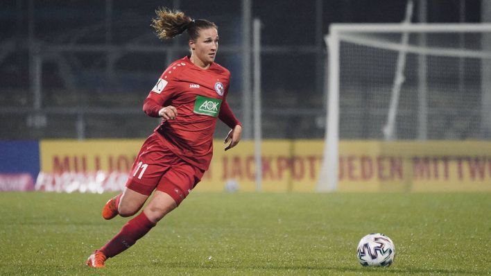 Dina Orschmann von Turbine Potsdam am Ball (Quelle: imago images/Sports Press Photo)