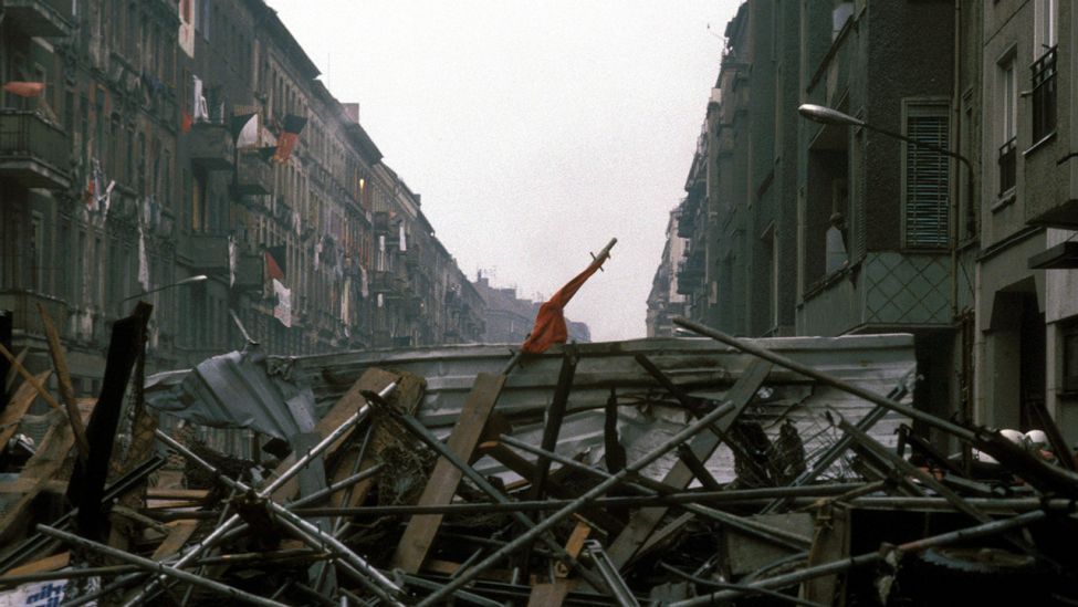 Archivbild: Barrikade vor besetzten Häusern in der Mainzer Straße in Berlin-Friedrichshain am 14.11.1990. (Quelle: imago images/Werner Schulze)