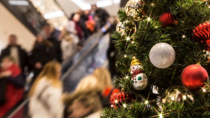 Symbolbild - Ein Weihnachtsbaum steht in einer Berliner Schoppingmall. (Bild: imago images/STPP)