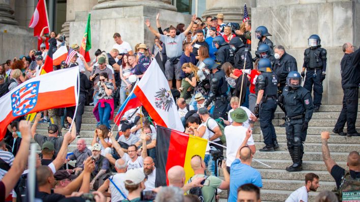 Polizisten räumen die Treppen welche zum Reichstagseingang führen nach dem gescheiterten Aufruf den Reichstag zu stürmen (Quelle: imago images/Jean-Marc Wiesner)