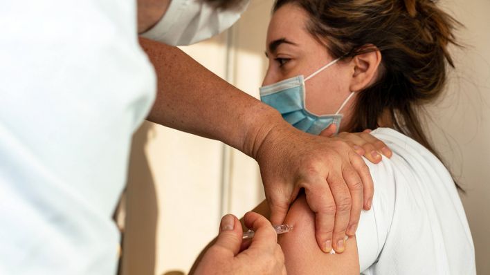 Symbolbild: Eine Frau wird am 29.04.2020 in Bry Sur Marne gegen die Grippe geimpft. (Quelle: imago images/Aline Morcillo)