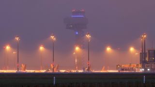 Ansicht des Flughafen-Towers des BER im Nebel am 10.11.2020 (Bild: imago images/Jochen Eckel)