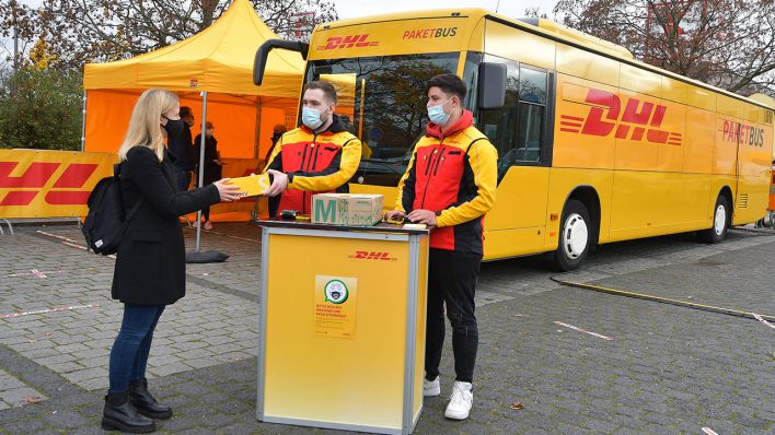 Die mobilen Paketbusse sollen in Corona-Zeiten unterstützen (Quelle: imago images/Ralf Müller).