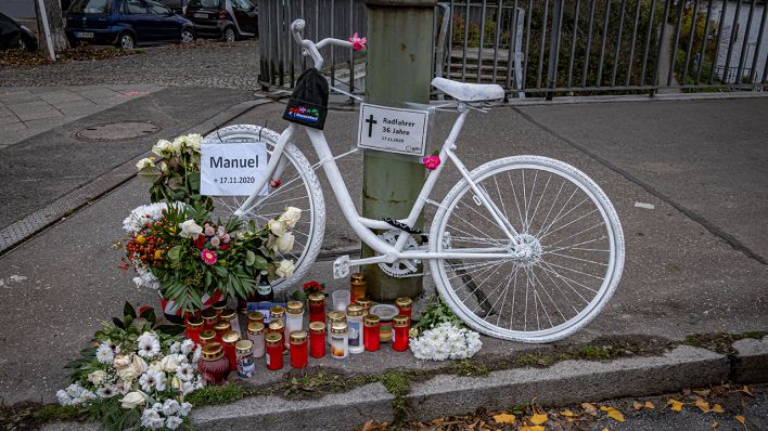 Geisterrad für einen bei einem Unfall getöteten Radfahrer in Berlin (Quelle: imago images/Jürgen Ritter)