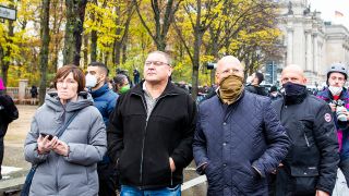 Andreas Kalbitz (3. v. r.), ehemaliger Vorsitzender der AfD-Brandenburg, beobachtet in der Ebertstraße in Berlin Tiergarten das Geschehen rund um die Demonstrationen am 18.11.2020. (Quelle: imago images/JeanMW)