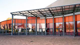 Die Metropolishalle am Filmpark wird im Kampf gegen die Pandemie der zentrale Standort im Potsdamer Süden. (Quelle: imago-images/Thomas Bartilla)