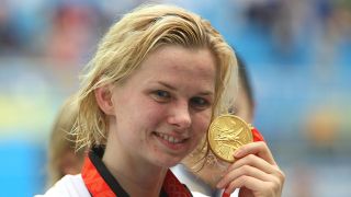 Britta Steffen mit ihrer Goldmedaille bei den Olympischen Spielen in Peking 2008(Quelle:imago images / HochZwei/Christians)