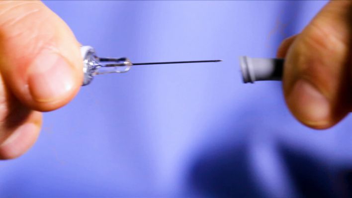 Symbolbild: Eine Person hält eine Spritze mit Impfstoff in der Hand. (Bild: rbb)
